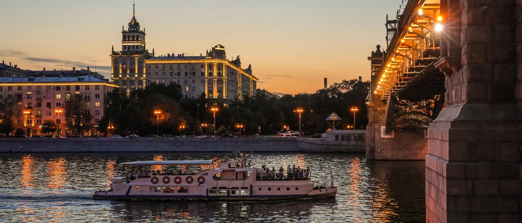 Панорамный вид на клубный город-парк «Фрунзенская набережная» с рекой